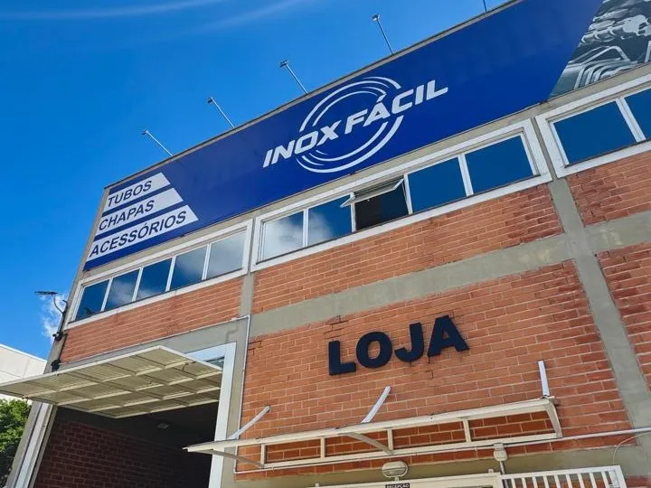 Fachada da loja da Inox Fácil no bairro Boqueirão, em Curitiba